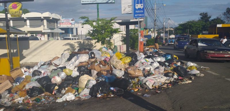 Los Alcarrizos sumergido entre la basura por deuda de 72 millones a empresa recolectora