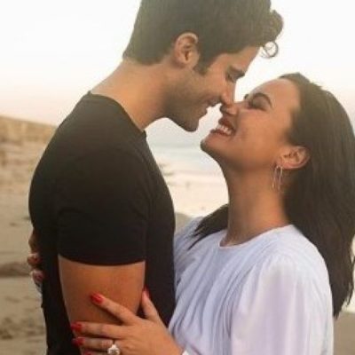 Demi Lovato y el actor Max Ehrich anuncian su compromiso