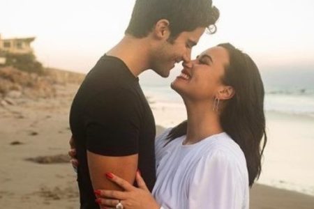 Demi Lovato y el actor Max Ehrich anuncian su compromiso