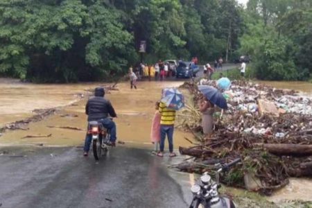 Desbordes de ríos por paso de Isaías deja incomunicadas comunidades en Sánchez Ramírez