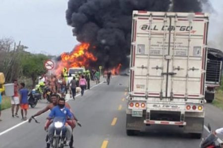 Al menos siete muertos al incendiarse camión cisterna en norte de Colombia