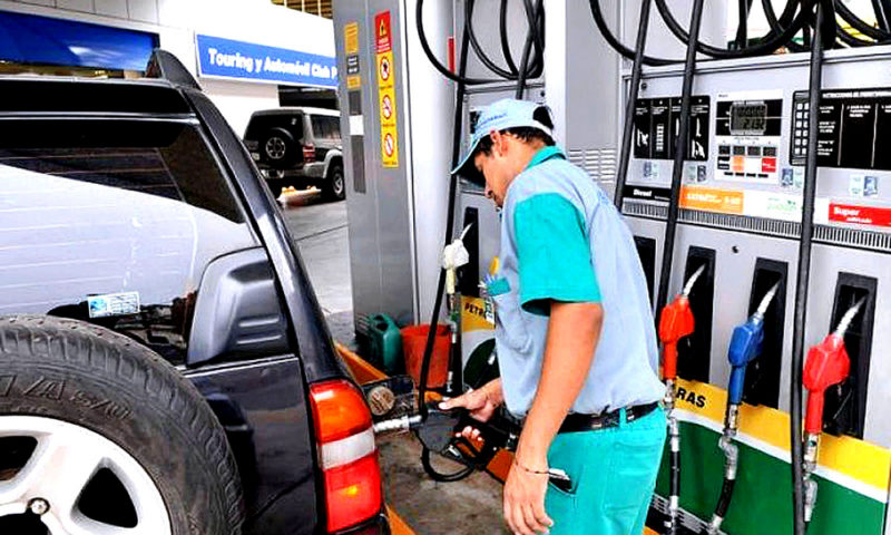 Gobierno baja precios de gasolinas y sube el del GLP