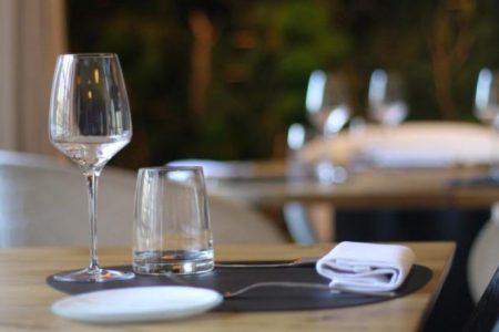 Más de un centenar de restaurantes piden medidas urgentes para paliar crisis