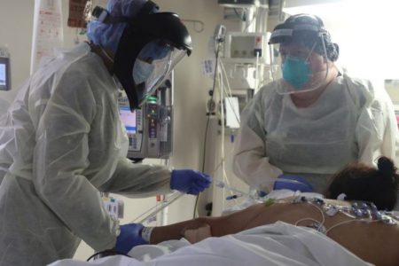 El colapso hospitalario evidencia fallos de contención de la pandemia en EEUU
