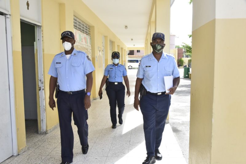Policía Escolar realiza amplio operativo de supervisión por escuelas de San Cristóbal y Baní