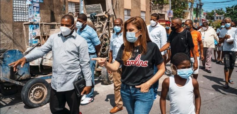 Alcaldesa Carolina Mejía inspecciona obras comunitarias que ejecuta ADN en la ciudad.