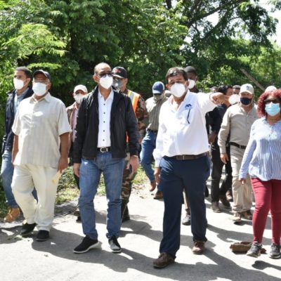 Ministro de Obras Públicas visita zona sur del país para evaluar daños provocados por Laura.