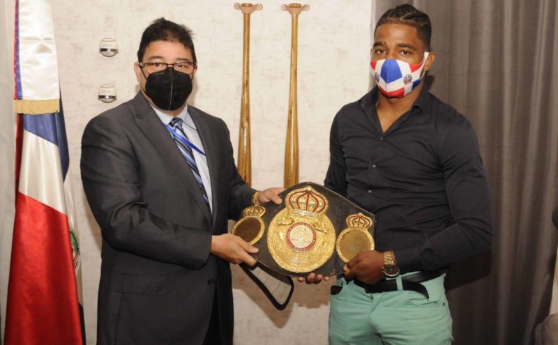 Ministro de Deportes le entrega faja simbólica a boxeador Jackson Mariñez