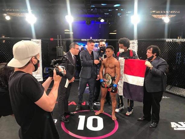 Wascar Cruz se convierte en el primer dominicano en ser campeón mundial de la MMA