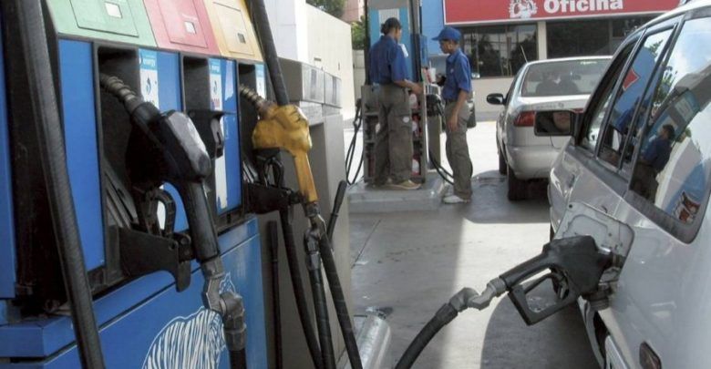 Choferes deploran alza en precios de combustibles a pocas horas para traspaso de mando