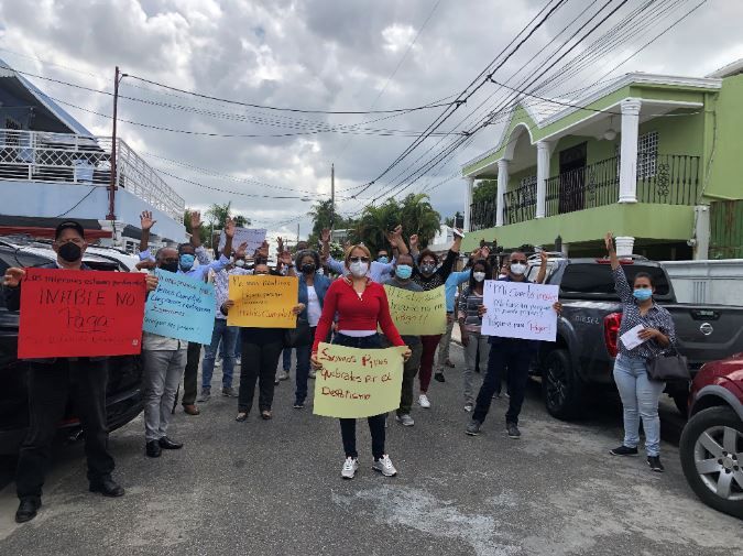 Suplidores del desayuno escolar piquetean al INABIE por deudas pendientes con el sector