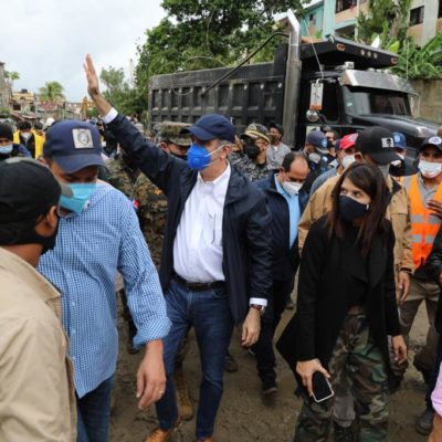 Presidente Luis Abinader recorre el barrio La Yuca y se solidariza con familiares de fallecidos y afectados