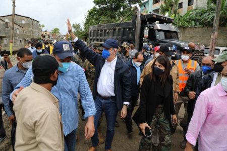 Presidente Luis Abinader recorre el barrio La Yuca y se solidariza con familiares de fallecidos y afectados