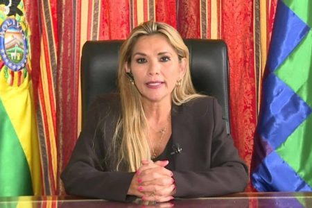 Jeanine Áñez agradece a Donald Trump la donación de respiradores a Bolivia