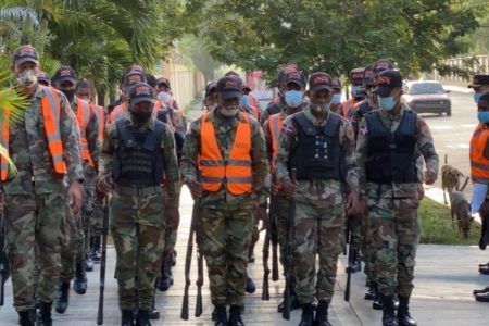 Militarizan inmediaciones de Obras Públicas ante posible protesta de empleados por pago salario