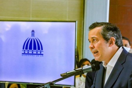 Jorge Mera asume como ministro de Medio Ambiente; promete relanzar esa institución