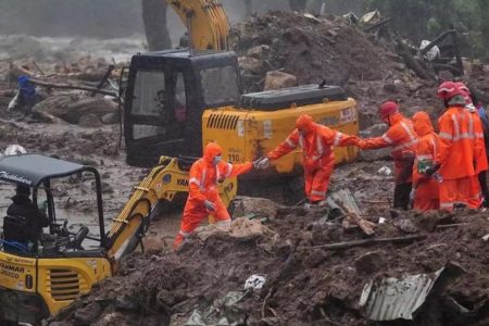 Las lluvias suman ya 42 muertos en Corea del Sur, que encara ahora un tifón