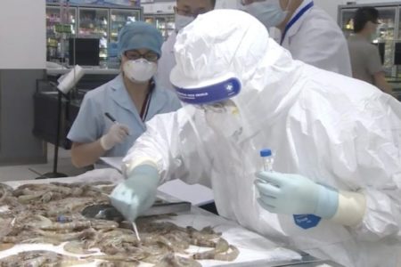 China detecta trazas del virus en envoltorio externo de camarones de Ecuador