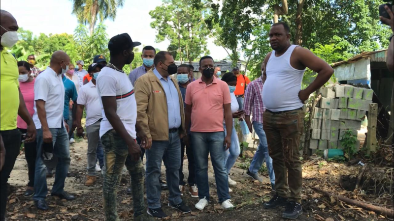 Alcalde Carlos Guzmán visita familias afectadas por la tormenta Laura y se compromete construirles viviendas en lugar seguro