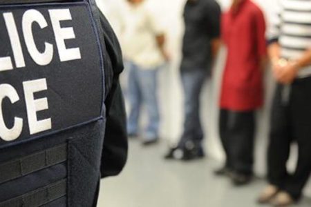 Más de 1,000 inmigrantes detenidos en EEUU tienen coronavirus