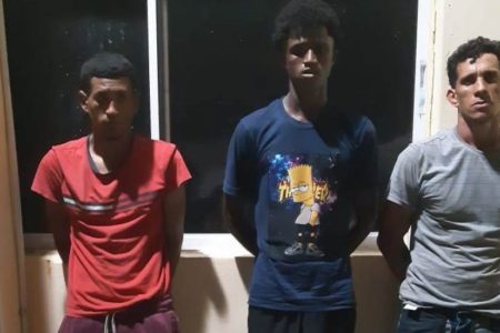 Apresan a tres hombres acusados de robar cerca de medio millón de pesos en casa parroquial de Monción