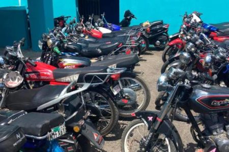 Policía desmantela gallera clandestina y jugadores dejan botados 28 motores