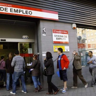 Desempleo en EEUU baja al 10,2% en julio y la creación de trabajo se modera