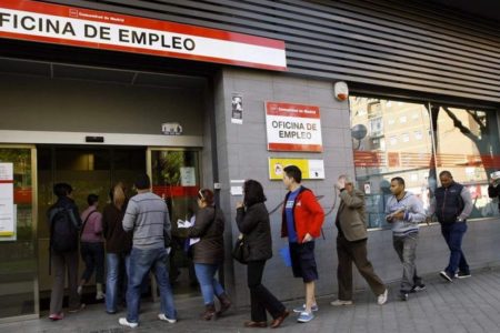 Desempleo en EEUU baja al 10,2% en julio y la creación de trabajo se modera