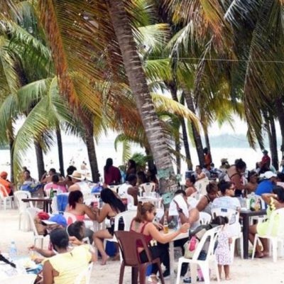 La gente en playa de Boca Chica como si ya no hay coronavirus