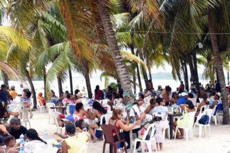 La gente en playa de Boca Chica como si ya no hay coronavirus