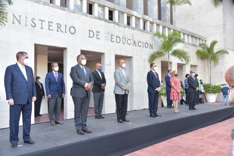 Ministro de Educación encabeza izamiento especial de Bandera en celebración del 157 aniversario de la Restauración