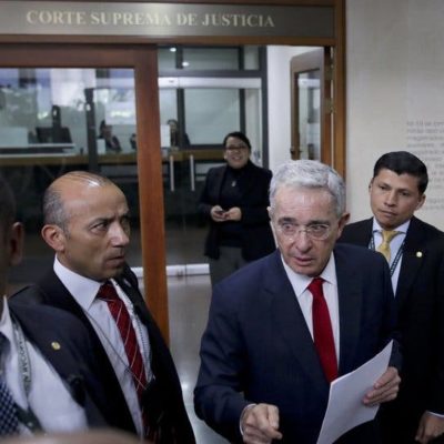 Colombia: papeles judiciales muestran desafío legal de Álvaro Uribe