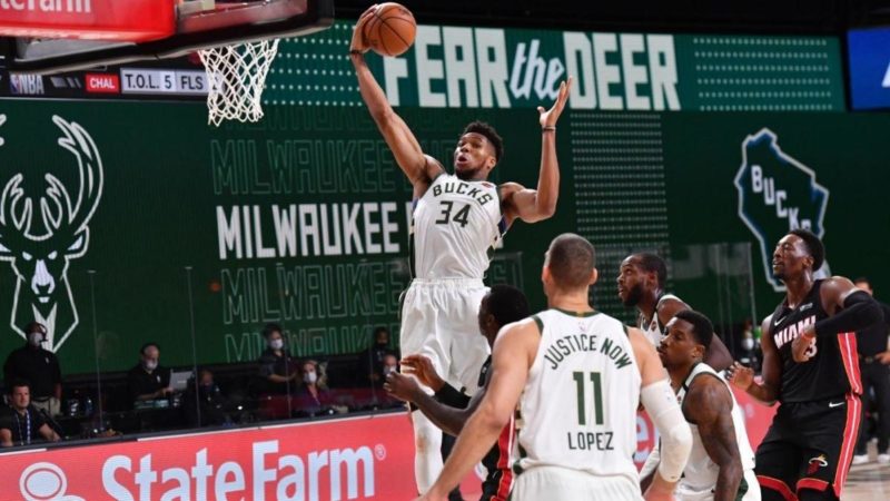 Milwaukee Bucks derrota a Miami Heat y evita ser barrido de los playoff de la NBA