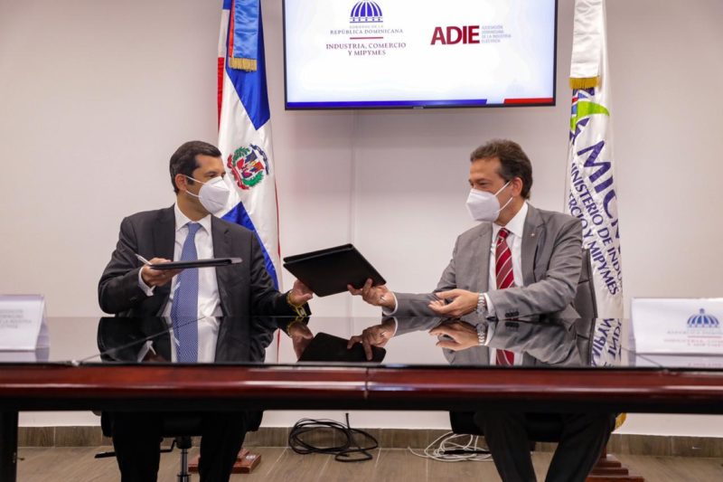 MICM mantiene apuesta a la eficiencia institucional; firma acuerdo con ADIE para mejorar procesos que regulan la industria eléctrica