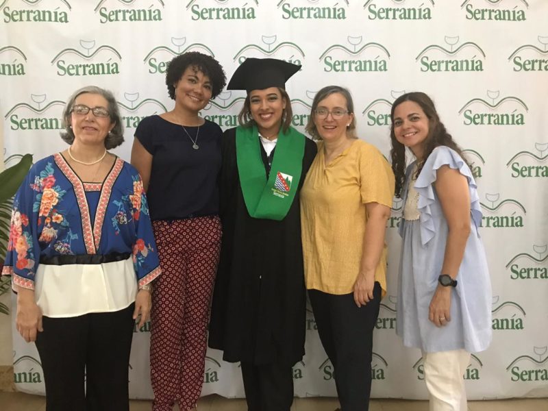 Escuela Serranía incorpora nuevas profesionales al sector turismo con su décima graduación