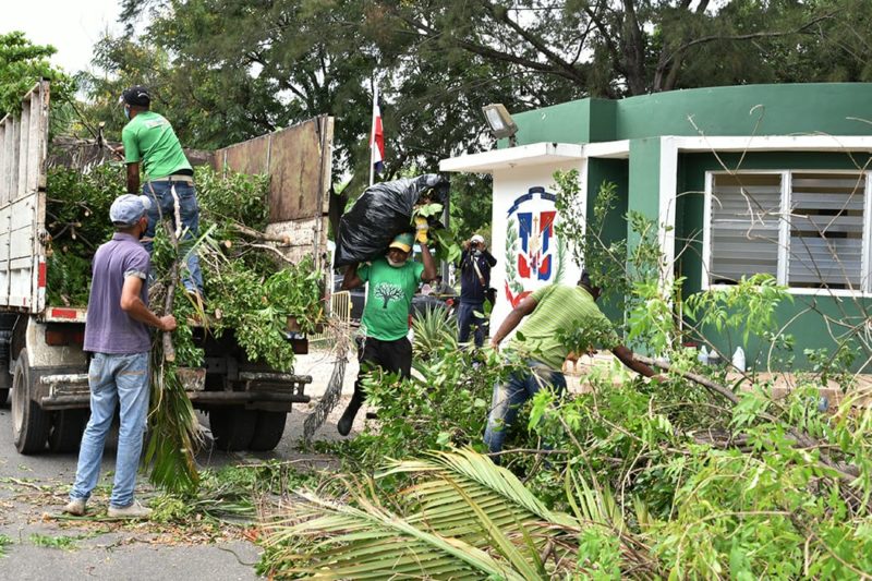 MOPC encabeza operativo de limpieza y rescate de áreas en el Parque del Este