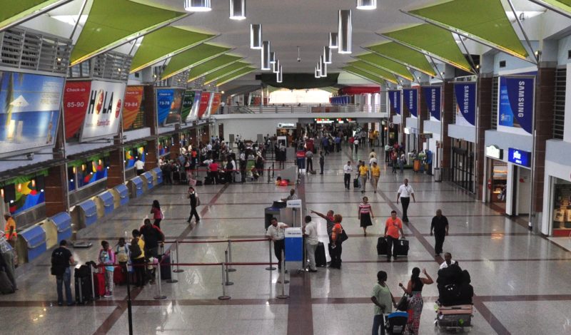 Rechazan que pruebas de saliva a extranjeros en aeropuertos sean aleatorias