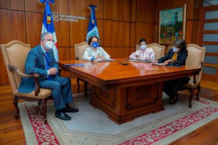 Miriam Germán Brito sostiene un encuentro virtual con la embajadora Robin Berstein