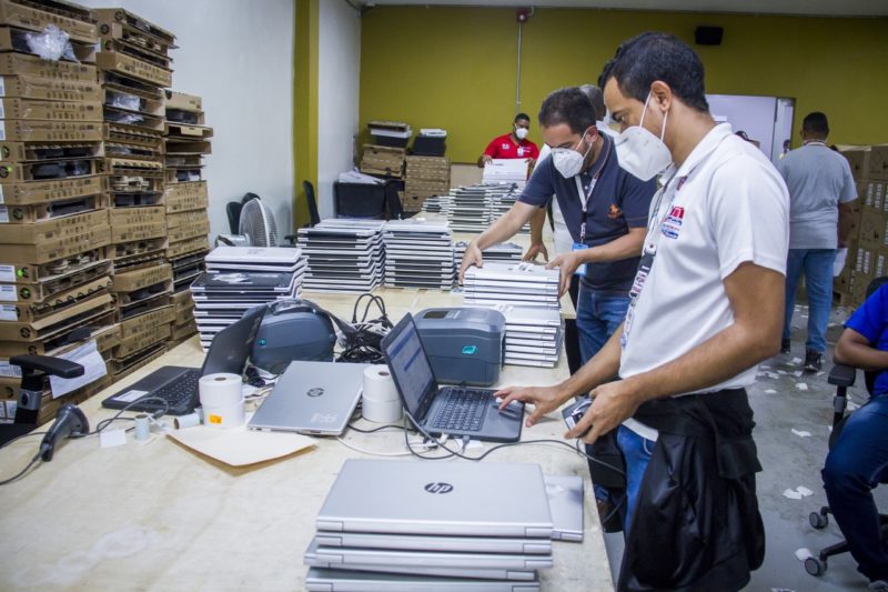 JCE inicia clonado de 9 mil laptops que entregará al MINERD para el programa de educación a distancia y virtual