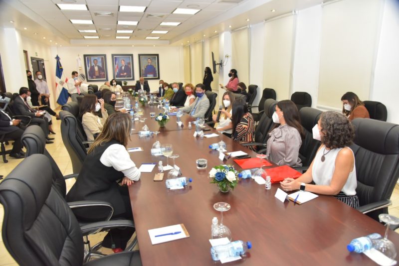 Junto a la primera dama de la República, Raquel Arbaje de Abinader, ministro de Educación Roberto Fulcar recibe instituciones de educación inicial   