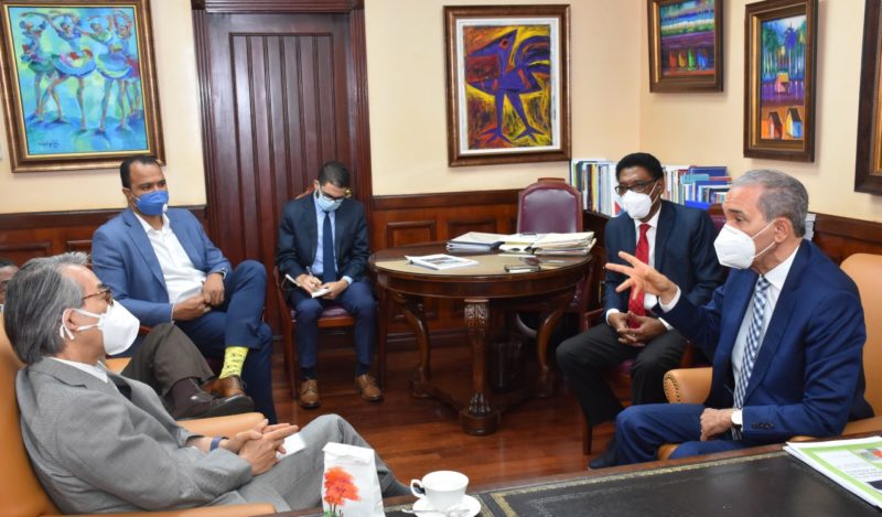 Ministro del MESCYT y embajador de Japón tratan proyectos educativos bilaterales