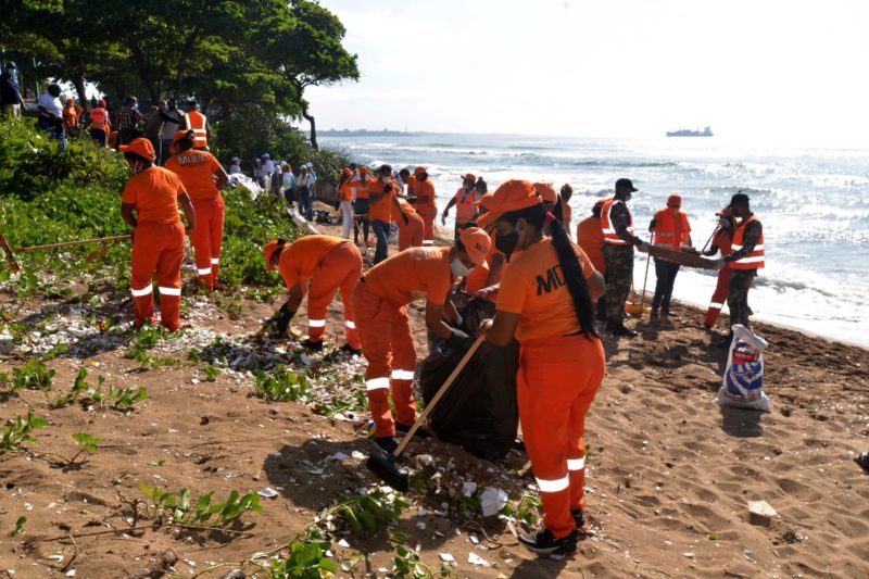 Más de 400 empleados en brigadas del MOPC participan en jornada de limpieza de playas