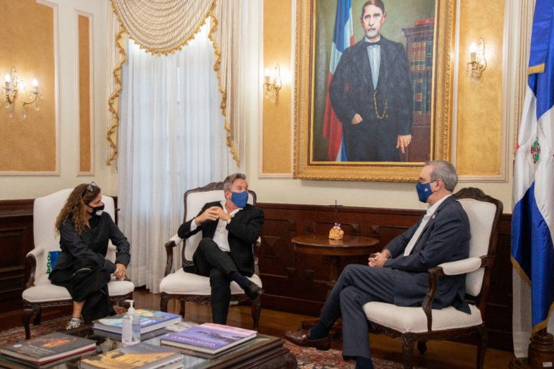 Presidente Luis Abinader recibe a Ricardo Montaner en Palacio Nacional