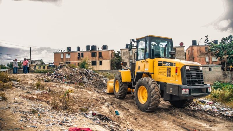 ADN y MOPC limpian vertedero improvisado en el sector La 40 de Cristo Rey y recuperan espacio destinado para estancia infantil  