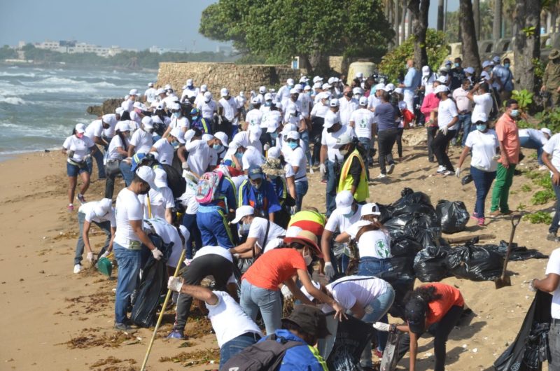 MESCYT realiza jornada de limpieza en playa de Güibia junto a alcaldesa Carolina Mejía y presidente de ADOU