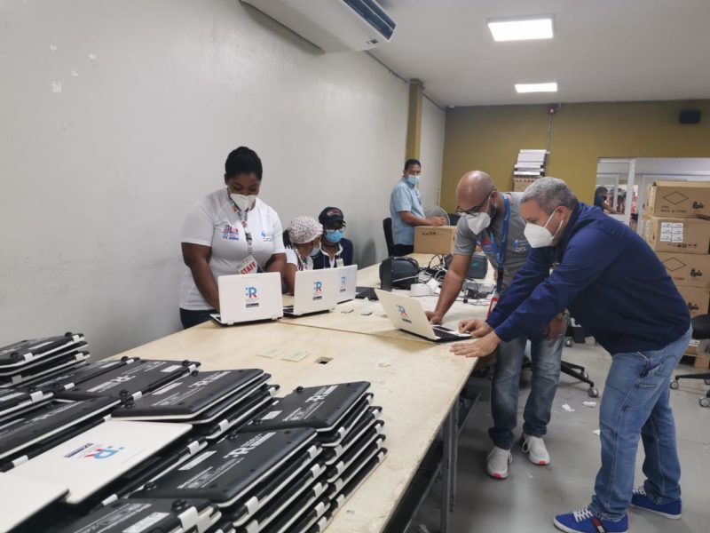 JCE finaliza clonado de 9 mil laptops que entregará al MINERD; informa también que auxilia en la configuración de 50,000 equipos para el programa de educación a distancia