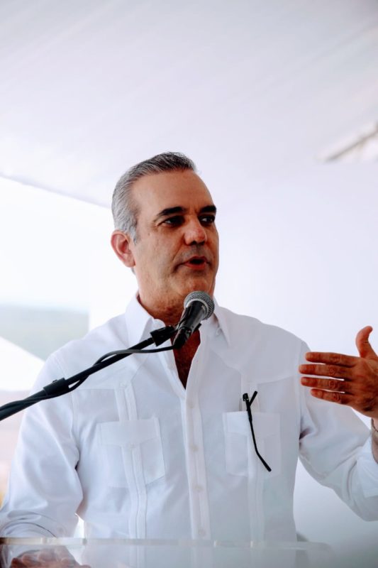 Con una inversión de 30 millones de dólares Presidente Abinader da primer picazo para rehabilitación del Puerto de Barahona