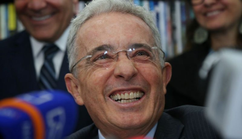 Jueza ordena la libertad del expresidente colombiano Álvaro Uribe FacebookTwitterWhatsAppMás…