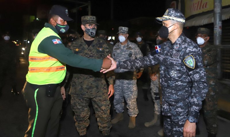 Ministro de Defensa junto a Comandantes Generales del ERD, ARD y FARD,  Director de la Policía, supervisan retenes y cumplimiento toque de queda