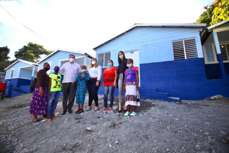 Ministro Propeep entrega cuatro casas a familias de Barahona y Ocoa